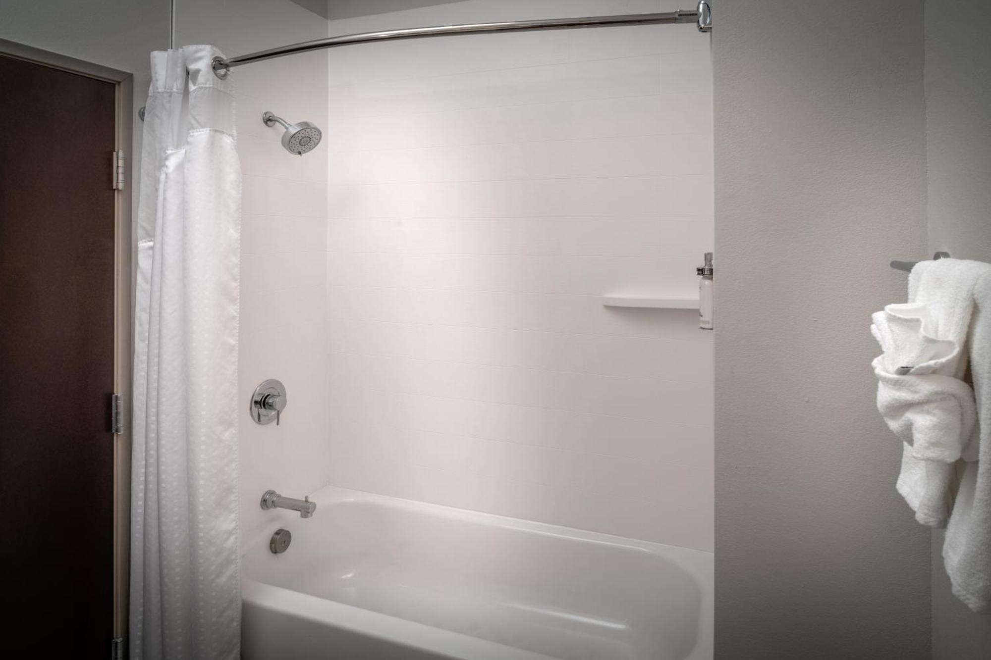 Holiday Inn Express & Suites Fairmont By Ihg Luaran gambar