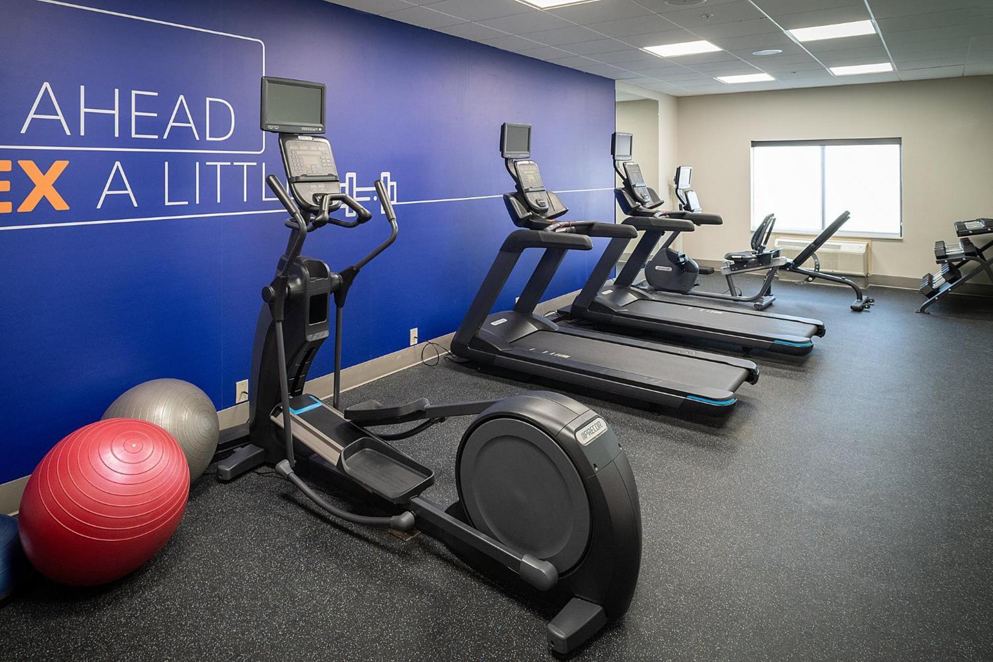 Holiday Inn Express & Suites Fairmont By Ihg Luaran gambar