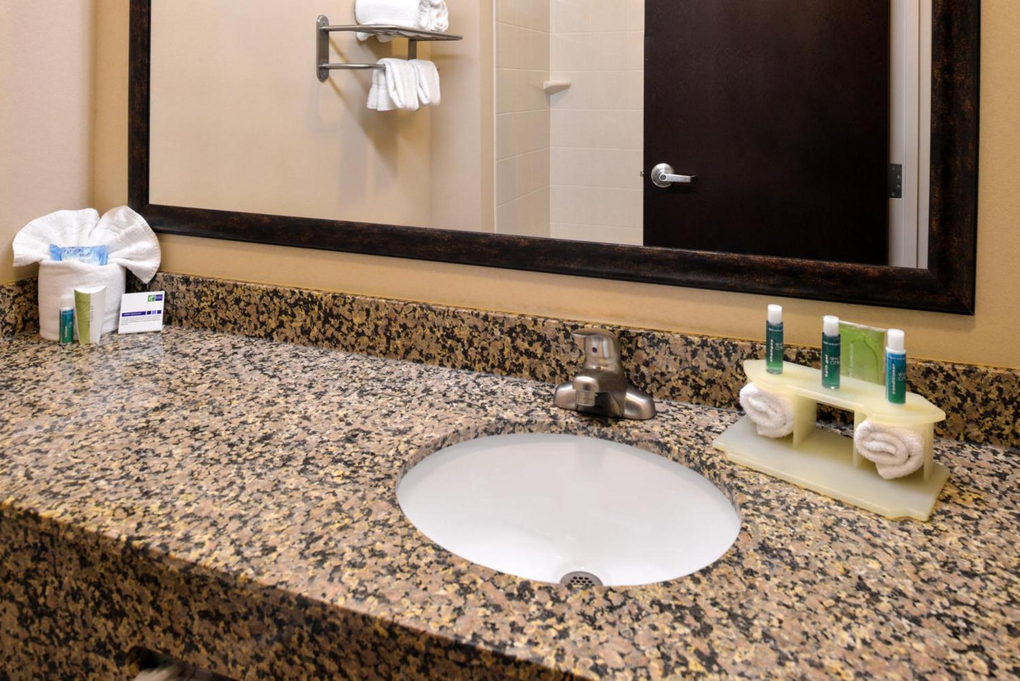 Holiday Inn Express & Suites Fairmont By Ihg Luaran gambar