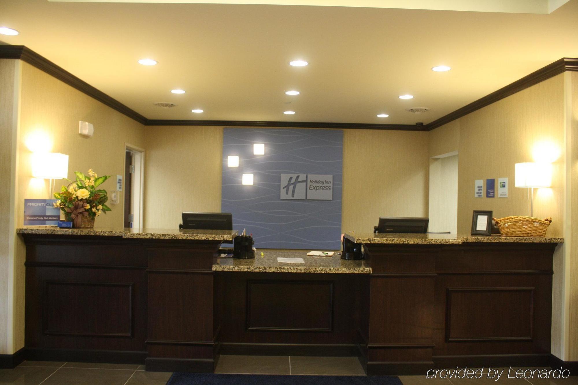 Holiday Inn Express & Suites Fairmont By Ihg Dalaman gambar